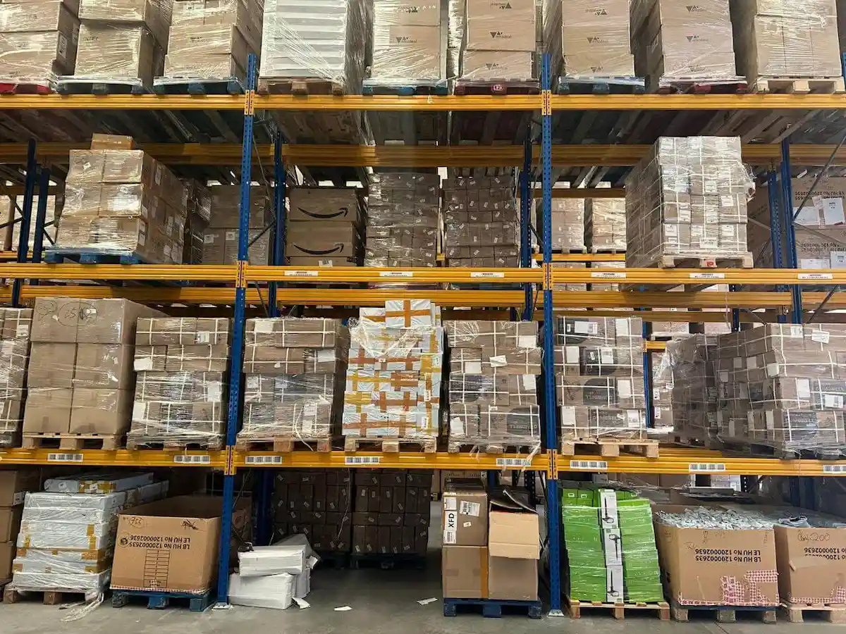 interior tienda con productos de devolución de Amazon ropa calzado electrónica organizados para venta