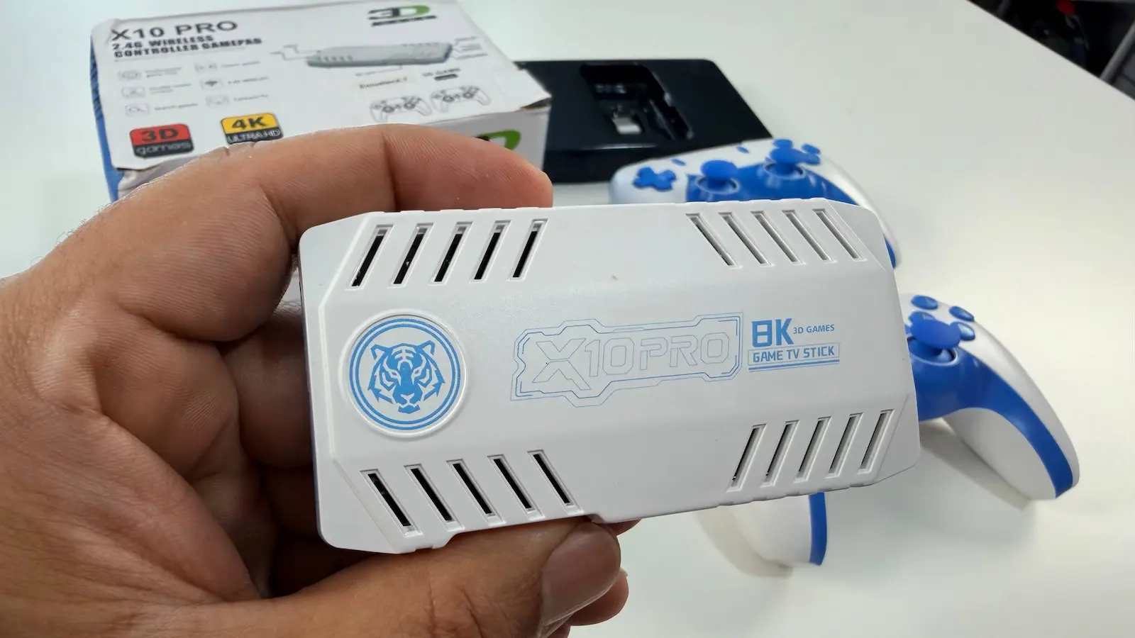 Consola x10 pro con dos mandos y ciencuenta mil juegos