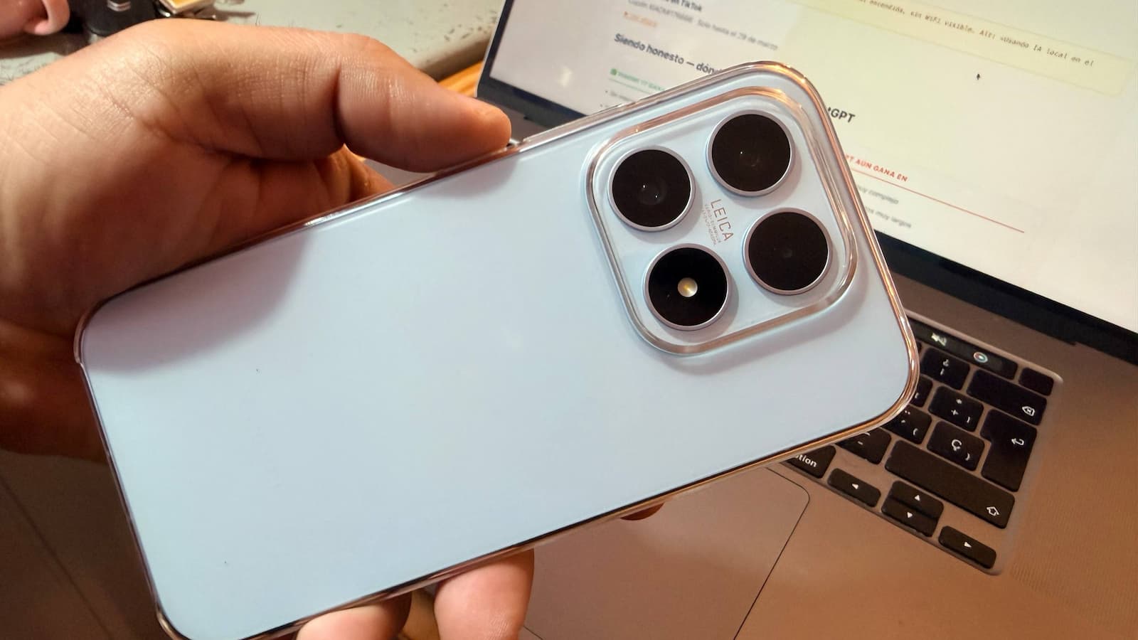 Xiaomi 17 con PocketPal y LLaMA respondiendo preguntas de IA sin internet